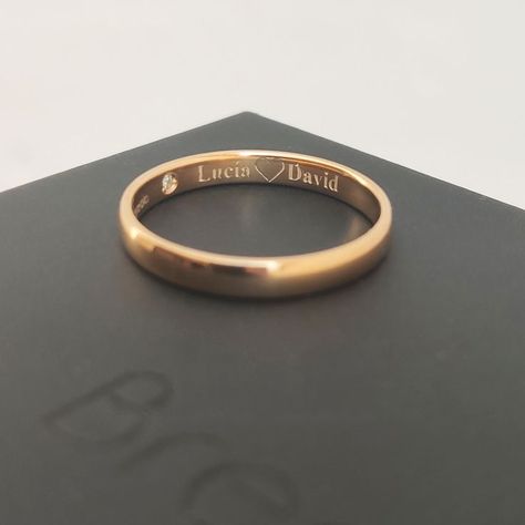 Disney Wedding Ring, Disney Wedding Rings, Unusual Wedding Rings, Couple Ring Design, Jewelry Knowledge, Disney Wedding Dresses, Gold Jewelry Outfits, Engagement Rings Couple, Wedding Band Engraving