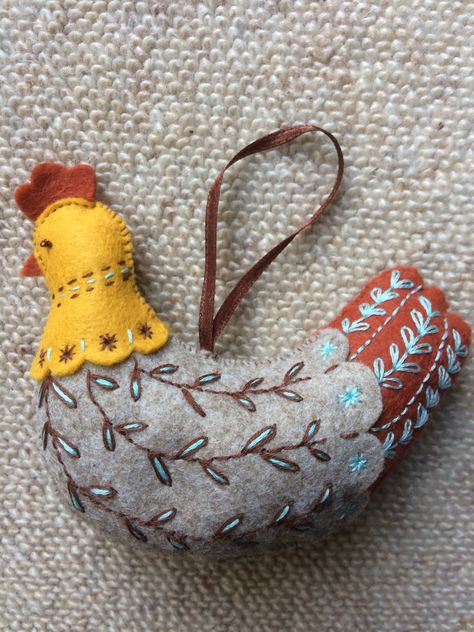 Felt Birds Pattern, Corinne Lapierre, Diy Felt Animals, Felt Birds Ornaments, Ornament Embroidery, Embroidery Workshop, Birds Pattern, Christmas Sewing Projects, Felt Crafts Christmas