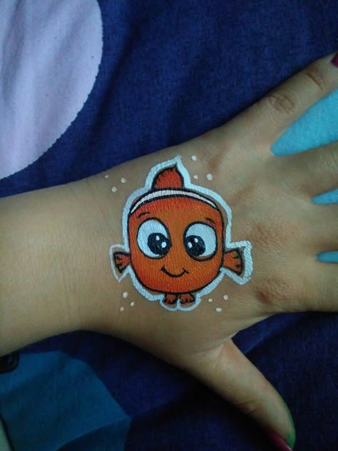 Nemo Face Painting, Nemo Face Paint, Disney Face Paint, Kids Face Painting Easy, Disney Face Painting, Nemo Fish, Animal Face Paintings, Festival Face Paint, Festival Paint