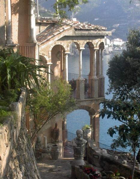 Pretty Architecture Building, Plakat Design Inspiration, Ravello Italy, Italy Aesthetic, Northern Italy, Beautiful Architecture, Nature Aesthetic, Travel Inspo, Pretty Places