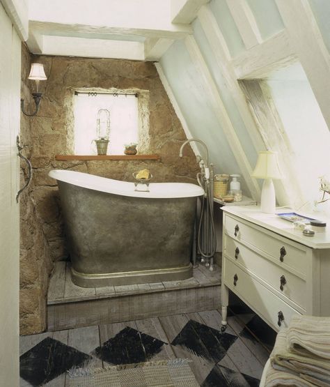 The bathtub (and Cameron Diaz squeezing herself into it) may be one of the most enduring images of the film - a tiny tub for a tiny space. Note the floorboards which have been pained with a black harlequin design. English Cottage Bathroom, Baie Vintage, Rosehill Cottage, Tiny House Bathtub, Tub Ideas, Attic Bathroom, Cottage Bathroom, Bad Inspiration, Tiny House Bathroom