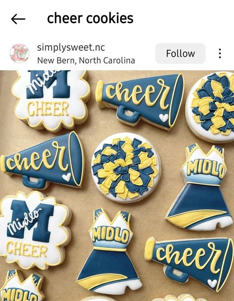 Cheerleader Cake Pops, Cheer Food Ideas, Cheer Decorated Cookies, Cheerleading Cookies Decorated, Homecoming Cookies Decorated, Cheerleader Cookies Decorated, Cheer Cookies Decorated, Cheer Sugar Cookies, Pom Pom Cookies