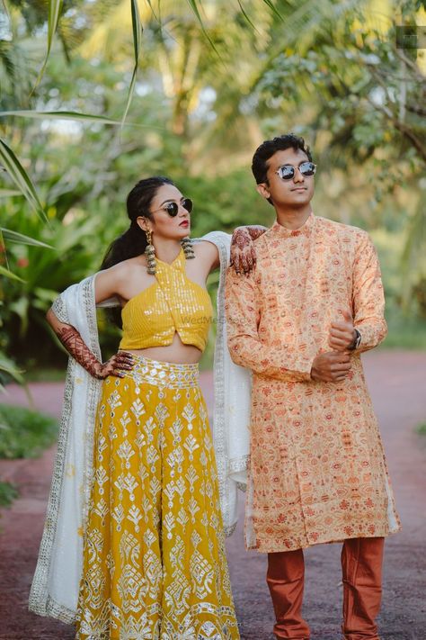 Photo of Light outfit ideas for an intimate wedding Groom And Sister Photo Ideas, Haldi Ceremony Outfit For Sister Simple, Haldi Poses For Groom, Haldi Couple Poses, Light Outfit Ideas, Wedding Picture Poses With Family, Haldi Couple, Haldi Shoot, Haldi Photography