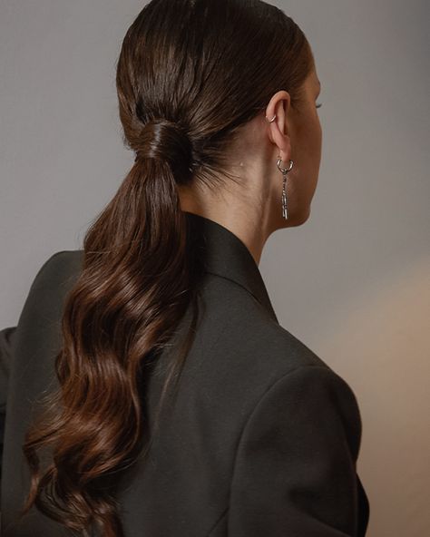 The holiday season is here and it's never too early to start planning out your holiday looks! Our Clip-in Ponytail is is just as suitable styling low as high, and is a perfect party hairstyle. #rapunzelofsweden #clipinponytail #ponytailextensions #ponytailhairstyle #hairextensions Smooth Low Ponytail, Christmas Hairdo, Bubble Ponytail Hairstyles, Rapunzel Of Sweden, Party Hairstyle, Low Ponytail Hairstyles, Bubble Ponytail, Guest Hair, Clip In Ponytail