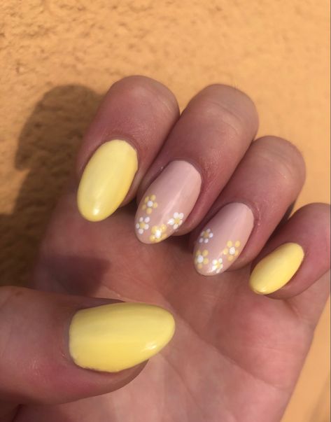 Flower Nails Yellow, Pale Yellow Nails, Yellow Flower Nails, Flowers Nails, Nails Yellow, The Claw, Yellow And Pink, Yellow Nails, Yellow Flower