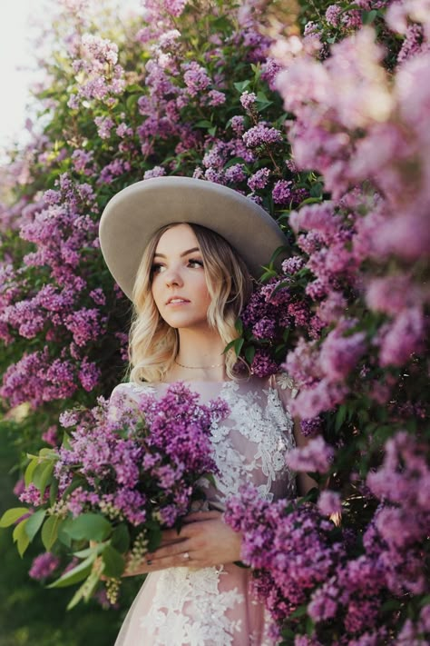 Lilac Bush Photoshoot, Lilac Photoshoot, Lilac Photos, Wedding Dress Lavender, Garden Photoshoot Ideas, Portraits With Flowers, Wedding Blonde, Wedding Bouquet Lavender, Lavender Wedding Dress