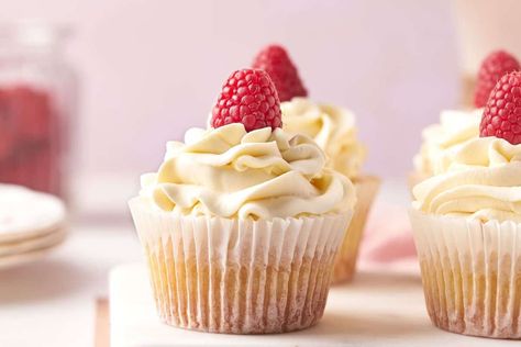 Raspberry Champagne Cupcakes, Brunch Cupcake Ideas, White Filled Cupcakes, Cupcake Flavors For Wedding, Vanilla Cupcake Ideas, Gourmet Cupcake Ideas, Fancy Cupcake Flavors, Wedding Cupcake Flavor Ideas, Pretty Cupcakes Ideas