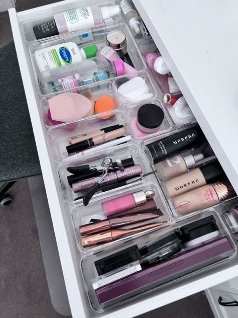 Makeup organisation Vanity Drawer Organization Ideas, Organize Cosmetics, Evening Eye Makeup, Hair Tool Organizer, Room Organisation, Makeup Drawer Organization, Makeup Drawer, Vanity Drawers, Makeup Is Life