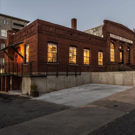 Warehouse Exterior, Warehouse Living, Modern Castle, Industrial Home Design, Warehouse Design, Public Space Design, American Houses, Industrial Architecture, American House