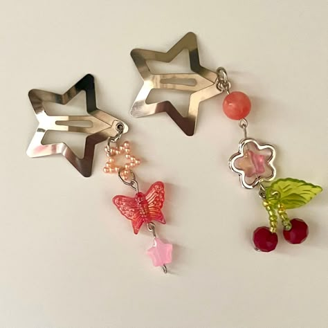 #y2k #stargirl #hairclips Stars Hair Clip, Dangly Hair Clips, Hair Clips With Charms, Stargirl Jewelry, Hairclip Ideas, Kpop Diy, Beaded Accessories, Diy Hair Accessories, Diy Phone Case