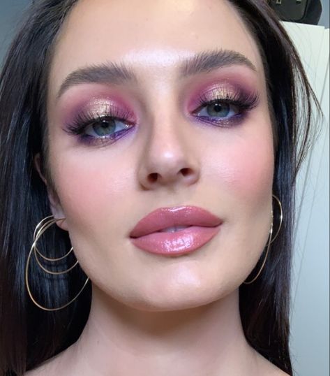 Lipgloss Makeup Look, Purple And Gold Makeup, Magenta Makeup, Coachella Make-up, Magenta Outfit, Blue Eyeshadow For Brown Eyes, Rosa Make-up, Chloe Morello, Pink Lipgloss