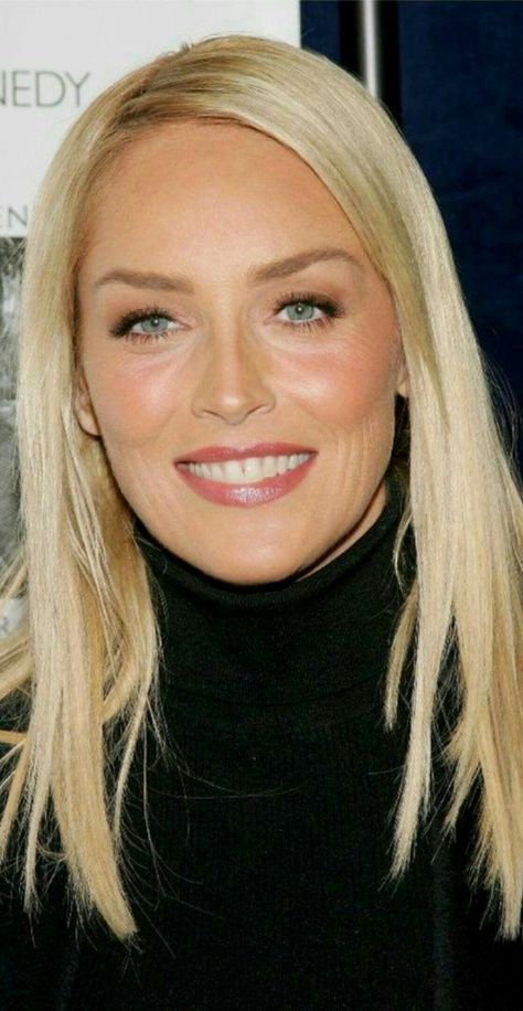 Sharon Stone Sharon Stone Hairstyles, Graduated Bob Haircuts, The Most Beautiful Woman, Washington Square, Sharon Stone, Stylish Haircuts, Actrices Hollywood, 50 Style, Trending Hairstyles