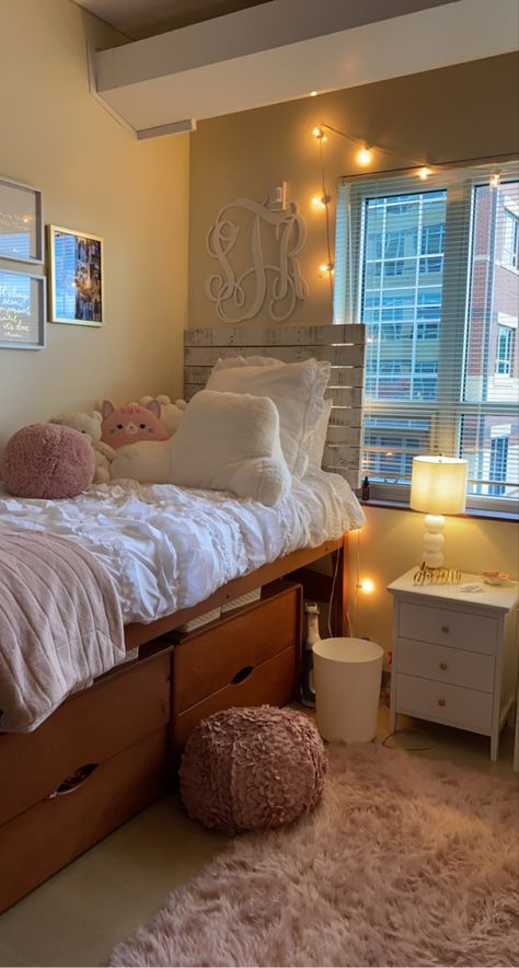 Pink And Brown Dorm Room Ideas, Brown And Pink Dorm Room, Double As A Single Dorm Room, Dorm Room Ideas Layout, Dorm Room Single, Pink Dorm Bedding, Dorm Room Ideas Purple, Dorm Room Inspo Pink, Pink College Dorm Room Ideas