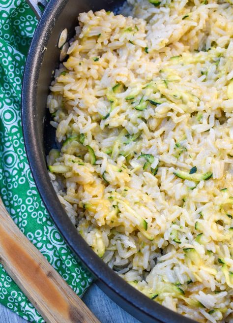 cheesy zucchini rice in a black skillet Zuchinni Rice, Cheesy Zucchini Rice, Hamburger Rice, Zucchini Rice, Garden Zucchini, Eating Veggies, Cheesy Rice, Zucchini Tomato, Rice Casserole Recipes