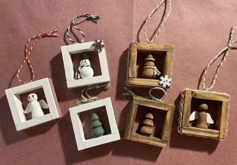 Jenga Block Ornaments Diy, Jenga Ornaments, Jenga Crafts, Scrabble Christmas, Christmas Boards, Christmas Miniatures, Pretty Christmas Decorations, Jenga Blocks, Tumbling Blocks