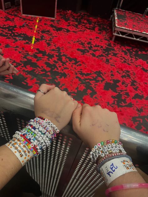 Louis Concert Aesthetic, Louis Tomlinson Barricade, Louis Tomlinson Concert Aesthetic, Barricade Concert, Concert Manifestation, World Tour Aesthetic, Lou Core, Louis Tomlinson Aesthetic, Louis Tomlinson Concert