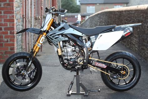 The TAFFYMOTO built "Black Pearl" CRF450R Supermoto. | Motorcycle Photo Of The Day Honda Supermoto, Supermoto Racing, Supermoto Bikes, Motor Cross, Black Honda, Enduro Motocross, Mx Bikes, Cool Dirt Bikes, Motorcross Bike