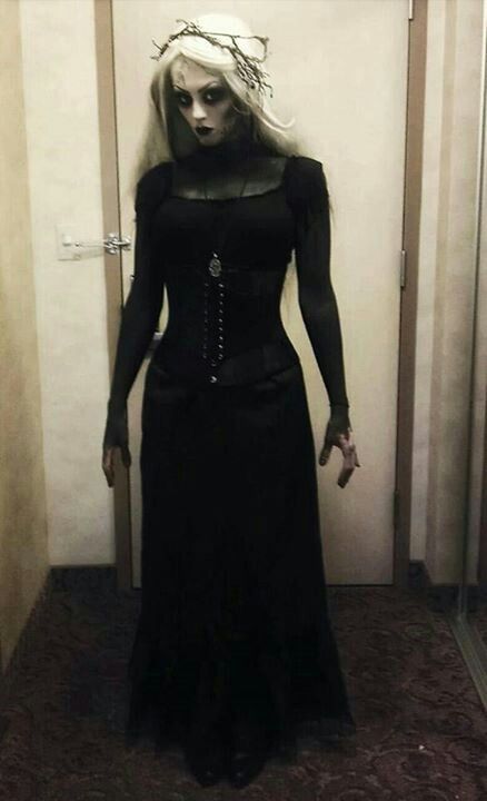 Halloween costume inspiration: dark witch Scary Witch Costume For Women, Evil Sorceress Costume, Halloween Hostess Costume, Woman In Black Costume, Banshee Costume, Halloween Costumes Dark, Dark Witch Makeup, Halloween Costume Black Dress, Haunted House Costumes