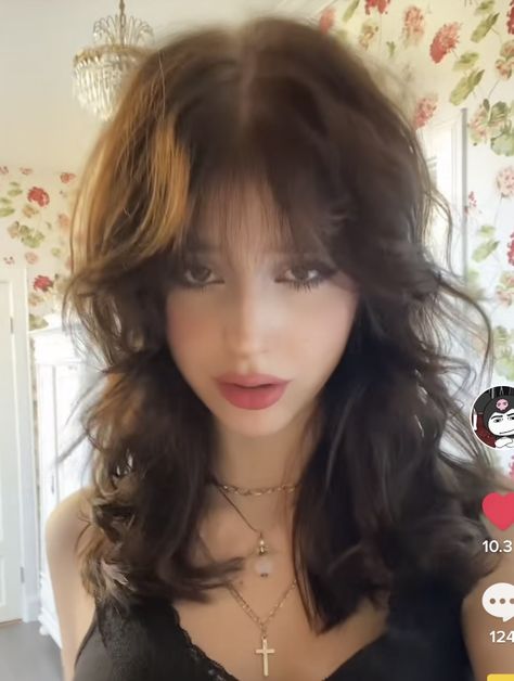 Layered Fluffy Hair With Bangs, Whispy 90s Bangs, Homecoming Hair With Bangs, Wolfcut Blowout, Wavy Bangs Haircut, Homecoming Hairstyles With Bangs, Curly Hair Layered, Wolf Cut With Bangs Medium Hair, 90 Haircut