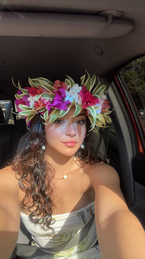 Lei Outfit Hawaiian, Hawaii Flower Crown, Lei Po'o Flower Crowns, Hawaii Party Outfit Ideas, Hawai Party Outfit, Hawaiian Party Outfit Women, Island Birthday Party Ideas, Aloha Party Outfit, Polynesian Aesthetic