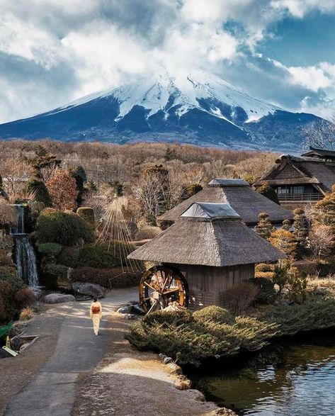 The Travel Bucket List Oshino Hakkai, Samurai History, Japanese Martial Arts, Beauty Of Japan, The Kimono Gallery, Kimono Gallery, Yamanashi, Mt Fuji, Aesthetic Japan