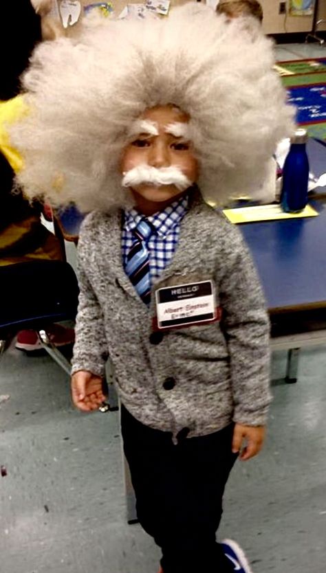 Albert Einstein Costume, Einstein Costume, About Albert Einstein, Fancy Dress Costumes Kids, Halloweenský Makeup, Clever Halloween Costumes, Diy Costumes Kids, Book Week Costume, Diy Halloween Costumes Easy