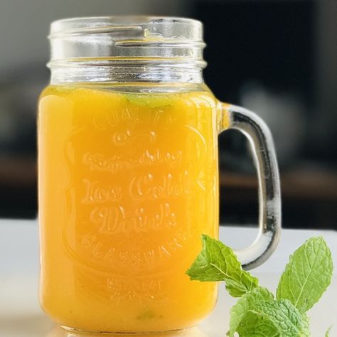 Mason jar of tangerine-sugarcane-pineapple juice with mint leaf. Wedding Foods, Cold Drinks Recipes, Tangerine Juice, Watermelon Mojito, Sugarcane Juice, Turmeric Smoothie, Lemon Diet, Mint Lemonade, Mint Leaf