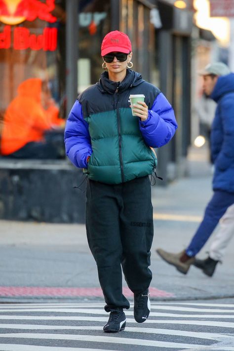 North Face Puffer Shoes Outfit, Emily Ratajkowski Style Street 2023, Emily Ratajkowski Style Winter, Nuptse Jacket Outfit, Emily Ratajkowski Style Street, Emrata Street Style, Long Puffer Jacket Outfit, North Face Nuptse Jacket, Asteroid City