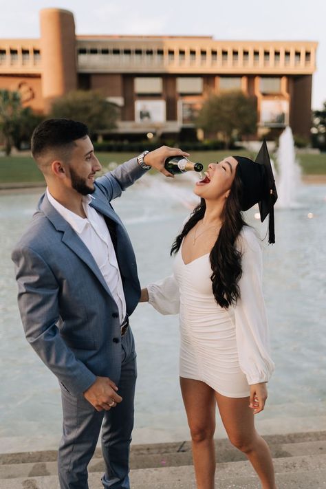 Girlfriend Graduation Pictures, College Graduation Pictures Outfits Casual, Graduation Picture Ideas With Boyfriend, Graduation Picture Poses With Boyfriend, College Graduation Couple Photos, Graduation Photo Ideas With Boyfriend, Couple Grad Photoshoot, Grad Pictures With Boyfriend, Cute Couple Graduation Pictures