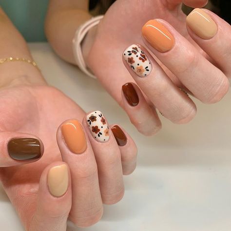 Manicure Fall Nails, Short Nails Fall Ideas, Nail For Autumn, November Manicure Ideas, Fall Floral Nail Art, Simple Nail Art Fall, Thanks Giving Nails Ideas, Luminary Nails Design Fall, Cozy Nail Designs