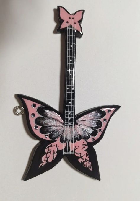 Butterfly Electric Guitar, Pink Eletric Gutair, Black And Pink Electric Guitar, Cute Guitar Aesthetic, Pretty Guitars Electric, Pink Gutair, Gutair Drawing, Heart Electric Guitar, Butterfly Microphone