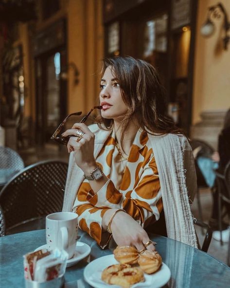 Cafe Portrait Photography, Photoshoot Ideas At Cafe, Photoshoot At Cafe, Woman In Coffee Shop, Cafe Photo Ideas, Woman In Cafe Photography, Moss Fashion, Coffee Shop Photography, Restaurant Photography