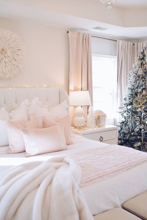 Pink And Gold Master Bed, Pretty Room Ideas Aesthetic, Cute Room Ideas Aesthetic Pink Bed, Light Pink Master Bed, Beautiful Pink Bedrooms, Pink Gold And White Bedroom Aesthetic, Cozy Bright Bedroom Ideas, Girly Christmas Bedroom Decor, White Christmas Bedroom Aesthetic