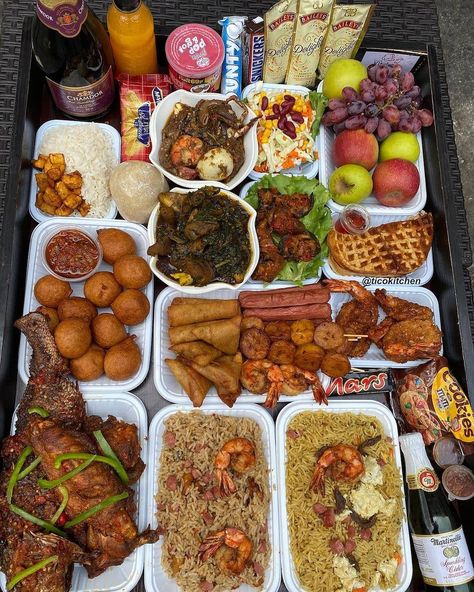 Nigerian Food Platters, Foods From Different Cultures, African Charcuterie Board, Nigeria Food Tray, Food From Different Cultures, Nigerian Food Tray, Food Trays In Nigeria, Food Tray Ideas, Food Nigerian