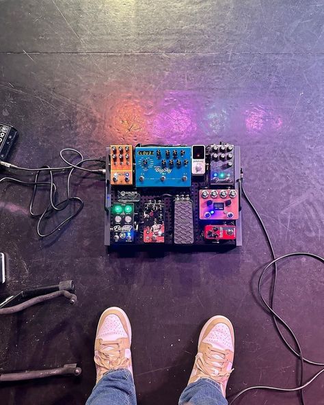 Pedalboard Design, Guitar Pedal Board, Guitar Pedal Boards, Pedal Boards, Guitar Obsession, Guitar Photography, Pedal Board, Music Culture, Guitar Pedal