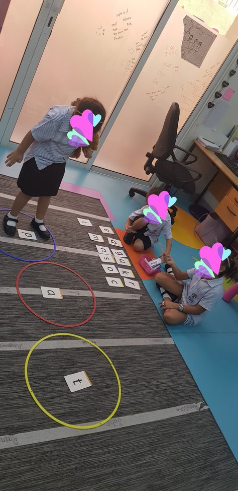 Blending with hoops. Use sounds to make words and children jump on a sound and say out loud and blend all sounds at the end Blending Sounds Activities, Special Education Reading, G Sound, Blending Sounds, Initial Sounds, Phonics Sounds, Sound Words, Jolly Phonics, Phonics Games