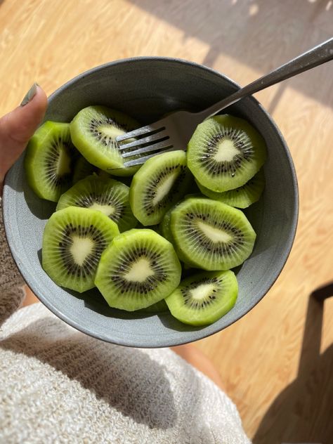 Kiwi Bowl, Fresh Fruits Aesthetic, Vegan Lifestyle Aesthetic, Bowl Of Fruit Aesthetic, Fresh Fruit Aesthetic, Fruit Aesthetic, Kiwi Aesthetic, Frutas Aesthetic, Raw Vegan Aesthetic