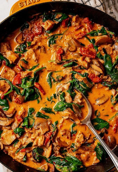 Creamy Sun-Dried Tomato Chicken Sundried Tomato Chicken, Food Recipes Healthy, 500 Calorie, Tomato Chicken, Tried And True Recipes, Sundried Tomato, Small Pasta, Mushroom And Onions, Spicy Shrimp