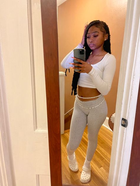 Fits With Grey Leggings, Grey Leggings Outfit Ideas, White Leggings Outfit Black Women, Grey Leggings Outfit Summer, Back To School Legging Outfits, Outfits With Grey Leggings Black Women, Grey Legging Outfits, Hoodie And Leggings Outfit Black Women, Grey Flare Leggings Outfit Black Women