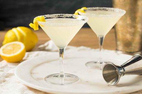 Lemon Drop Martini Lemontini Recipe, Gin Collins, Lemon Drop Recipe, Classic Vodka Cocktails, Lemon Drop Cocktail, Limoncello Cocktails, Lemon Vodka, Lemon Drop Martini, Dry Martini