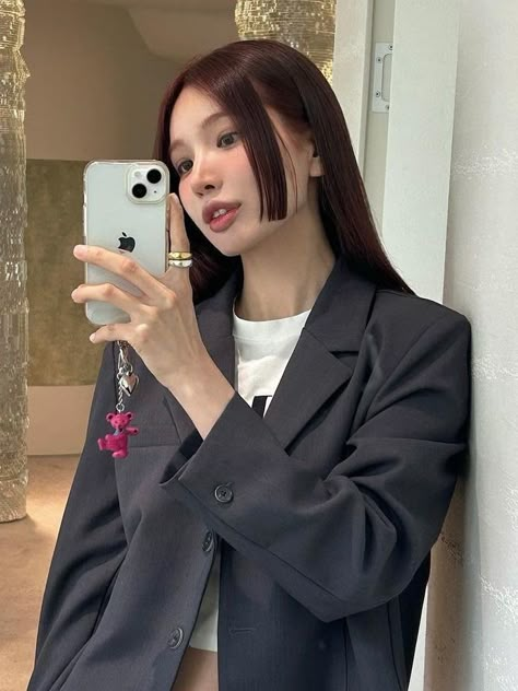 Korean red brown hair color: long and sleek hair with Hime cut Copper Brown Hair Dark, Red Asian Hair, Dark Brown Asian Hair, Tan Asian Hair Color, Dark Autumn Hair Color, Red Brown Hair Color Ideas, Asian Red Hair, Brown Hair Korean, Red Brown Hair Color