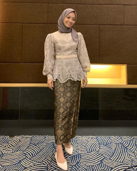 Kebaya wisuda Kebaya Modern Simple, Inspirasi Bridesmaid, Model Kebaya Modern Hijab, Kebaya Wisuda Hijab, Dress Wisuda, Kebaya Brokat Modern, Model Kebaya Wisuda, Graduation Fits, Kebaya Simple