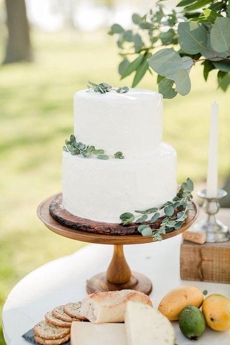 Summer picnic wedding in a field | 100 Layer Cake | Bloglovin’ Summer Wedding Cakes, Floral Wedding Cakes, Wedding Cake Rustic, Picnic Wedding, White Wedding Cakes, Simple Wedding Cake, White Wedding Cake, Elegant Wedding Cakes