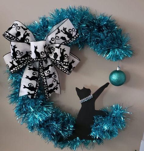 Christmas Cat Wreath Diy, Cat Wreath Diy, Cat Wreaths, Dekoratívne Vence, Cat Wreath, Christmas Decorations Diy Crafts, Easy Diy Wreaths, Christmas Themes Decorations, Diy Christmas Decorations Easy