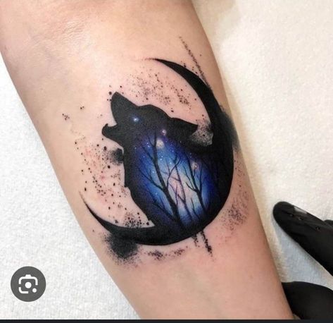 Wolf And Moon Tattoo, Wolf Tattoos For Women, Small Wolf Tattoo, Wolf And Moon, Tier Tattoo, Wolf Tattoo Sleeve, Female Tattoos, Kunst Tattoos, Men Tattoos