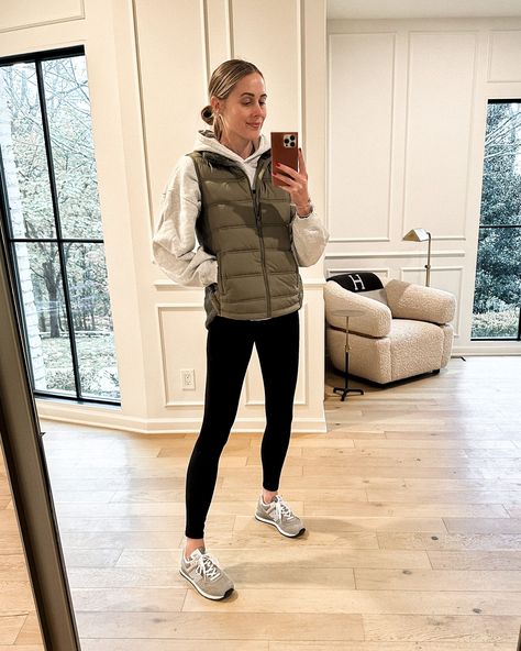 Outfit With New Balance Sneakers, Grey Sneakers Outfit, Green Vest Outfit, Puffy Vest Outfit, Gray Hoodie Outfit, Gilet Outfit, Green Puffer Vest, Puffer Vest Outfit, Vest Outfits For Women