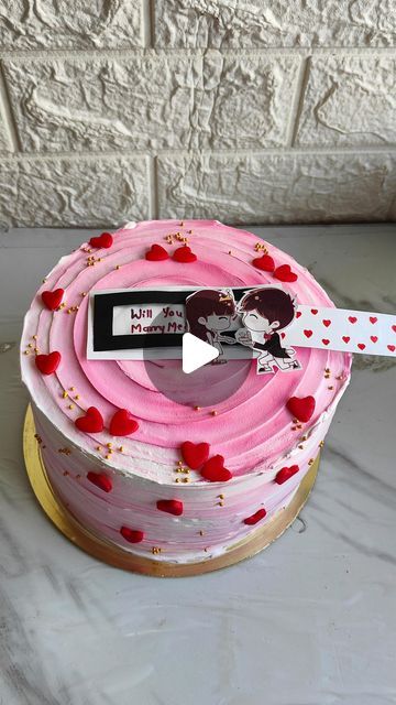 Pooja Chimurkar Ninawe | Nagpur Baker on Instagram: "So do something special for your girlfriend /wife with this trendy cake😍  You can change message from "will you marry me?" To "Happy anniversary" or "happy birthday", Also can change couple according to your wish 😄  Follow @bakemydaycooking for more amazing new trends😍  #reels #reelsinstagram #trendingcake #messagecake #cakereels #cakes #proposalcake #proposeday #yummycakes #trendycake #nagpurblogger #nagpur #onlineclaases #bakemydaycookingstudio" Selfie Queen Cake Design, 10th Anniversary Cake Ideas, Birthday Cake For Wife Love, Secret Message Cake, Will You Marry Me Cake, Anniversary Cakes Designs, 10 Years Anniversary Cake, Mini Cake Designs Birthday, Trending Cake Designs 2024 Birthday