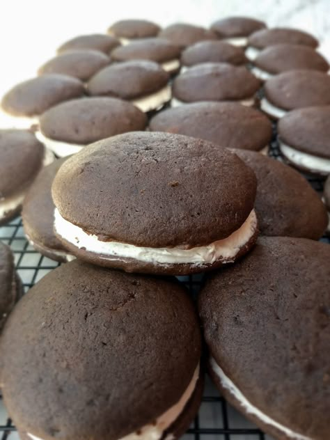 Whoppie Pies Chocolate, Amish Chocolate Whoopie Pies, Amish Whoopie Pies, Chocolate Gobs Recipe, Pumpkin Whoppie Pies, Moonpie Recipe, Amish Whoopie Pie Recipe, Chocolate Whoopie Pie Recipe, Gobs Recipe