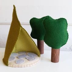 Peg Doll House, Diy Felt Toys, Mini Forest, Felt Play Mat, Felt Doll Patterns, Woodland House, Felt House, Small Dolls, Imaginary Play