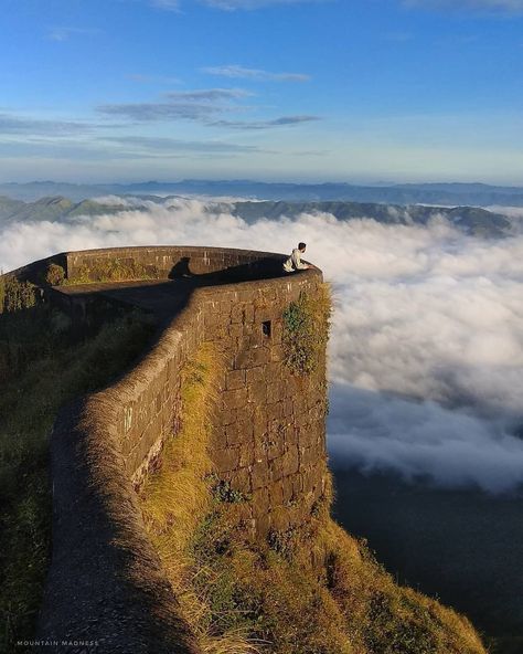 Hanuman Bastion of Torna Fort, Maharashtra Torna Fort, Awesome Nature, Going Places, Amazing Art Painting, Vacation Places, Monument Valley, Amazing Art, Trekking, Places To Travel